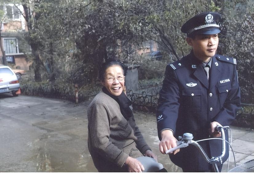 老年人钟爱电视剧，自信与成就感的成长故事