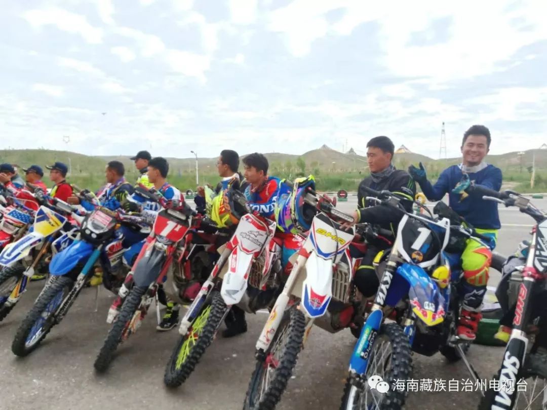 摩托车比赛的魔力，自信、成长与速度的沉浸式体验