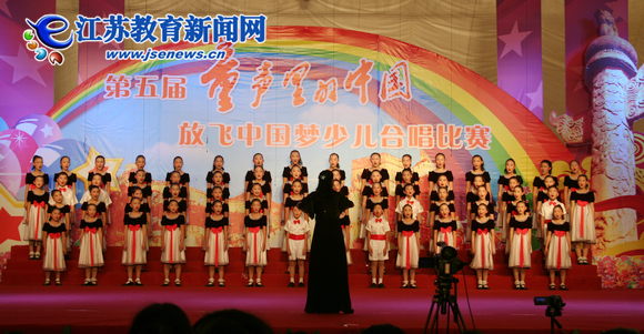 儿童合唱比赛，歌声展现自信，成长见证力量